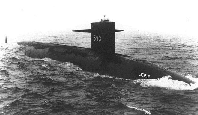 USS Thresher (SSN-593), Mỹ: Đây là tàu ngầm tấn công hạt nhân đầu tiên thuộc lớp Permit, được hạ thủy vào năm 1961. Theo National Interest, ở thời điểm đó, Hải quân Mỹ tuyên bố Thresher là cỗ máy chiến tranh dưới nước tiên tiến nhất. Tuy nhiên, lần thử nghiệm trên biển vào tháng 4/1963, tàu gặp sự cố và nổ tung ở độ sâu khoảng 400-600 m khiến toàn bộ thủy thủ đoàn 129 người thiệt mạng. Đây là  tai nạn tàu ngầm thảm khốc nhất lịch sử Hải quân Mỹ.